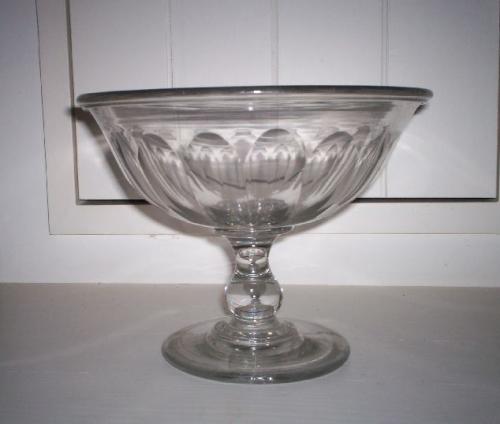 Bowl on pedestal with round base. Scalloped top edge.